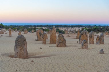 Avustralya 'daki Pinnacles çölünün üzerinde gün batımı