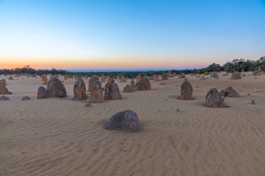 Avustralya 'daki Pinnacles çölünün üzerinde gün batımı
