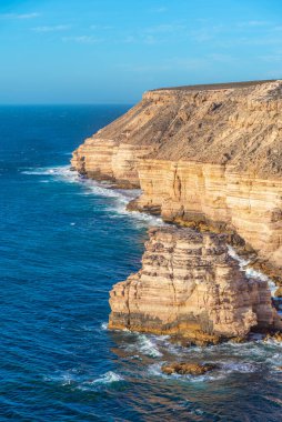 Avustralya 'daki Kalbarri Ulusal Parkı' ndaki ada kayası ve kale koyunda.