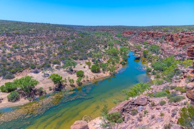 Avustralya 'daki Kalbarri Ulusal Parkı' ndan geçen Murchison nehri şahinlerin başını gözlüyor.