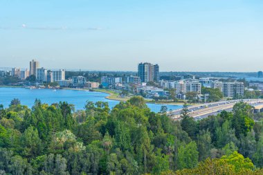 Avustralya 'da Güney Perth' e giden dar köprü.