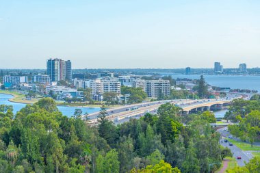 Avustralya 'da Güney Perth' e giden dar köprü.