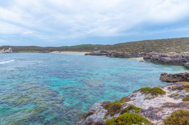 Avustralya 'daki Rottnest adasının engebeli kıyı şeridi