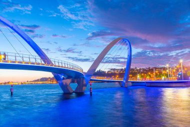 Perth, Avustralya 'daki Elizabeth Quay Köprüsü gece görüşü
