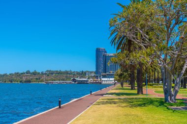 Perth şehir merkezi Kuğu nehrinin nehir kenarındaki gezinti alanından izlendi, Avustralya