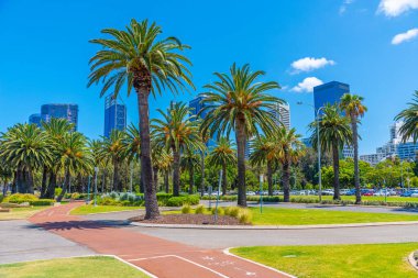 Perth şehir merkezi Kuğu nehrinin nehir kenarındaki gezinti alanından izlendi, Avustralya