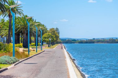 Perth, Avustralya 'daki Kuğu Nehri' nin Riverside gezinti alanı.