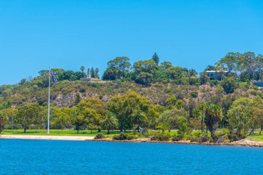 Kings Park ve Perth 'teki Botanik Bahçesi Kuğu nehrinin arkasında, Avustralya