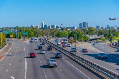Perth, Avustralya 'da Mitchell otobanı trafiği