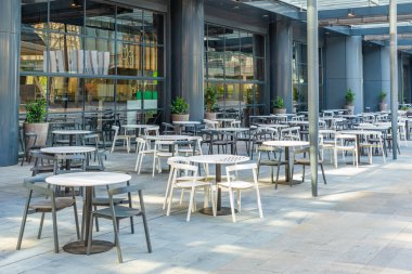 Perth, Avustralya 'nın iş bölgesinde boş sandalye ve masalar