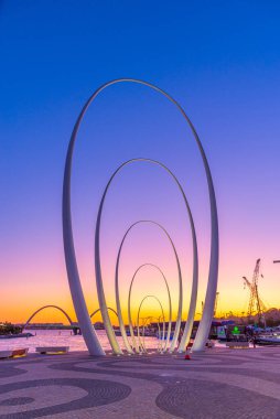Perth, Avustralya 'daki Spanda heykelinin gece görüşü