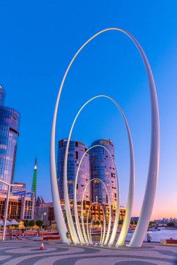 Perth, Avustralya 'daki Spanda heykelinin gece görüşü