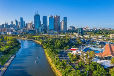 Yarra Nehri, Avustralya 'dan Melbourne' un silüeti