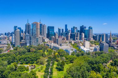 Melbourne şehri Fitzroy Gardens, Avustralya 'dan izleniyor.