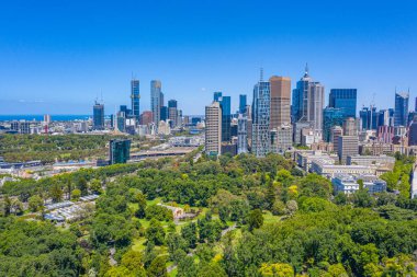 Melbourne şehri Fitzroy Gardens, Avustralya 'dan izleniyor.