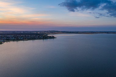 Avustralya 'da Colac Gölü üzerinde gün batımı manzarası