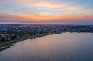 Avustralya 'da Colac Gölü üzerinde gün batımı manzarası