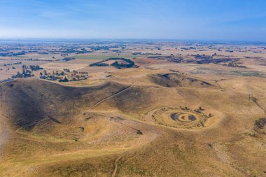 Avustralya 'nın Colac kenti yakınlarında volkanik kökenli birkaç krateri kapsayan kızıl kaya rezervi