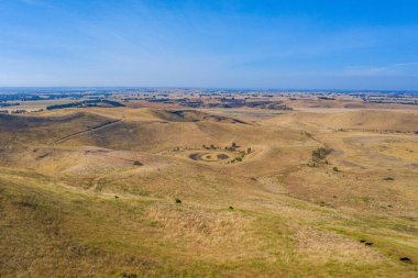 Avustralya 'nın Colac kenti yakınlarında volkanik kökenli birkaç krateri kapsayan kızıl kaya rezervi