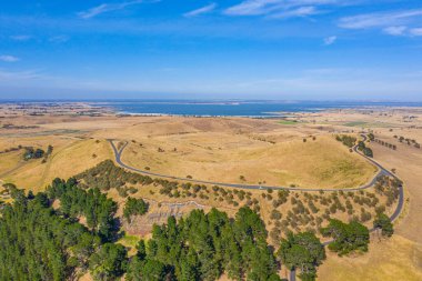 Avustralya 'nın Colac kenti yakınlarında volkanik kökenli birkaç krateri kapsayan kızıl kaya rezervi