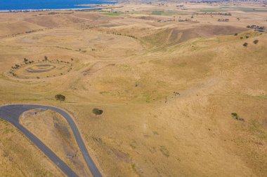 Avustralya 'nın Colac kenti yakınlarında volkanik kökenli birkaç krateri kapsayan kızıl kaya rezervi