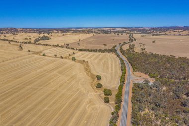 Batı Avustralya 'nın iç bölgelerinden geçen yol.