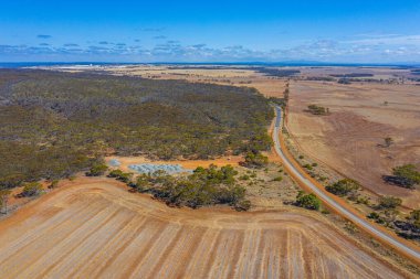 Batı Avustralya 'nın iç bölgelerinden geçen yol.