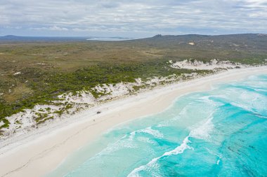 Esperance yakınlarındaki Lucky Körfezi 'nin hava manzarası bulutlu bir günde Avustralya' da görüldü.