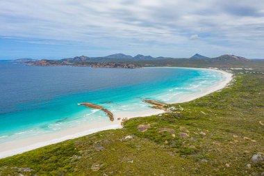 Esperance yakınlarındaki Lucky Körfezi 'nin hava manzarası bulutlu bir günde Avustralya' da görüldü.
