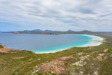 Esperance yakınlarındaki Lucky Körfezi 'nin hava manzarası bulutlu bir günde Avustralya' da görüldü.