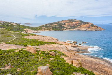 Esperance yakınlarındaki Hellfire körfezinin hava manzarası bulutlu bir günde Avustralya 'da görüldü.