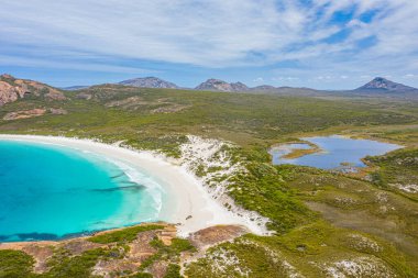 Esperance yakınlarındaki Hellfire körfezinin hava manzarası bulutlu bir günde Avustralya 'da görüldü.