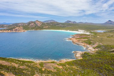 Esperance yakınlarındaki Hellfire körfezinin hava manzarası bulutlu bir günde Avustralya 'da görüldü.