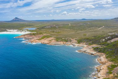 Esperance yakınlarındaki Hellfire körfezinin hava manzarası bulutlu bir günde Avustralya 'da görüldü.