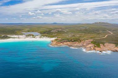 Esperance yakınlarındaki Hellfire körfezinin hava manzarası bulutlu bir günde Avustralya 'da görüldü.