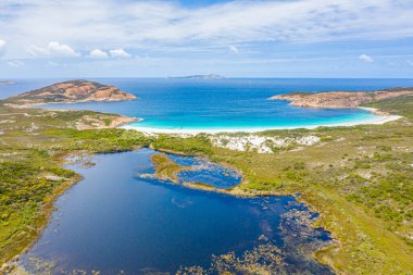 Esperance yakınlarındaki Hellfire körfezinin hava manzarası bulutlu bir günde Avustralya 'da görüldü.