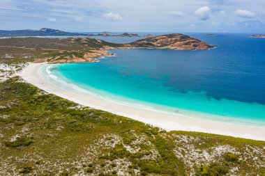 Esperance yakınlarındaki Hellfire körfezinin hava manzarası bulutlu bir günde Avustralya 'da görüldü.