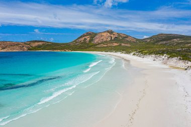 Esperance yakınlarındaki Hellfire körfezinin hava manzarası bulutlu bir günde Avustralya 'da görüldü.