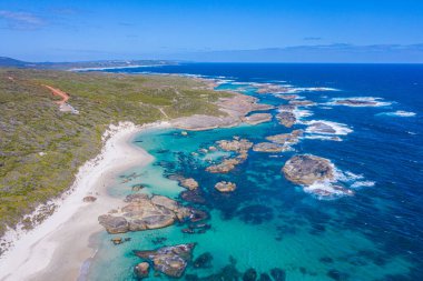 Avustralya 'daki yeşilliklerin havuz manzarası
