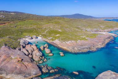 Avustralya 'da güneşli bir günde fil kayası