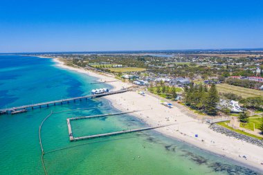 Busselton, Avustralya 'da bir sahilin havadan görüntüsü.