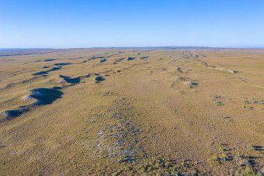 Batı Avustralya 'da çalılarla kaplı kum tepelerinin havadan görünüşü
