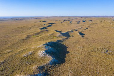 Batı Avustralya 'da çalılarla kaplı kum tepelerinin havadan görünüşü