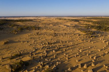 Avustralya 'daki Pinnacles çölünün üzerinde gün batımı
