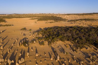 Avustralya 'daki Pinnacles çölünün üzerinde gün batımı