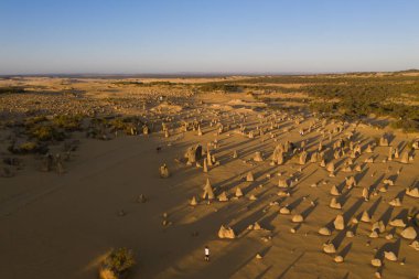 Avustralya 'daki Pinnacles çölünün üzerinde gün batımı
