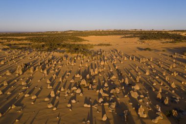 Avustralya 'daki Pinnacles çölünün üzerinde gün batımı