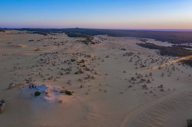 Avustralya 'daki Pinnacles çölünün üzerinde gün batımı