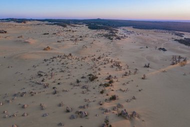 Avustralya 'daki Pinnacles çölünün üzerinde gün batımı