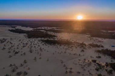Avustralya 'daki Pinnacles çölünün üzerinde gün batımı